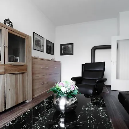 Parkstraße 2 D - Weißes Vorderhaus Mit Grauer Eingangstür Apartment Erfurt