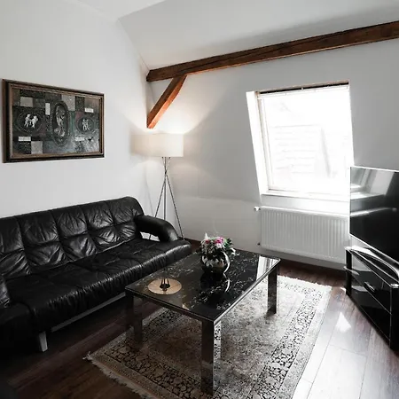 Apartment Parkstraße 2 D - Weißes Vorderhaus Mit Grauer Eingangstür *