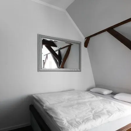 Apartment Parkstraße 2 D - Weißes Vorderhaus Mit Grauer Eingangstür *